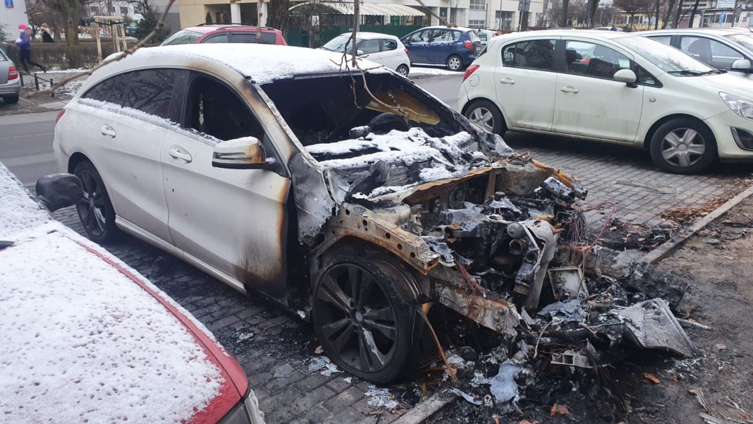 Spalony mercedes stojący na parkingu przy Lizbońskiej w Warszawie.
