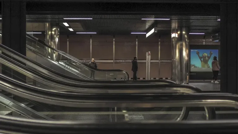 Dojazd do centrum Warszawy - dworce, metro i parkingi