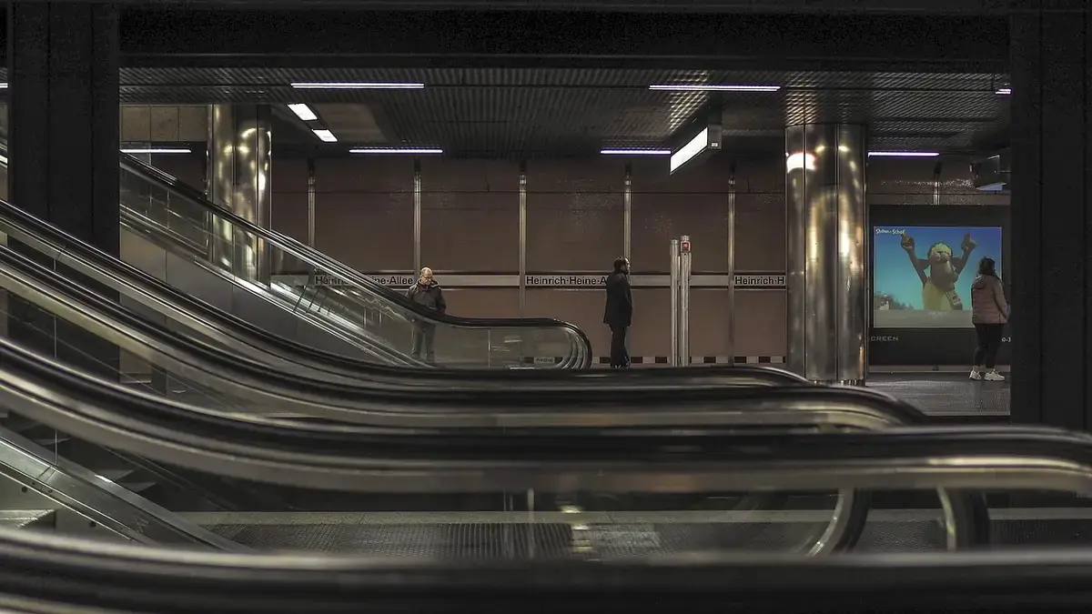 Dojazd do centrum Warszawy - dworce, metro i parkingi
