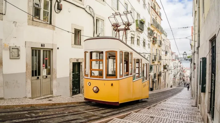 Jak dojechać po Warszawie - metro, tramwaj czy autobus